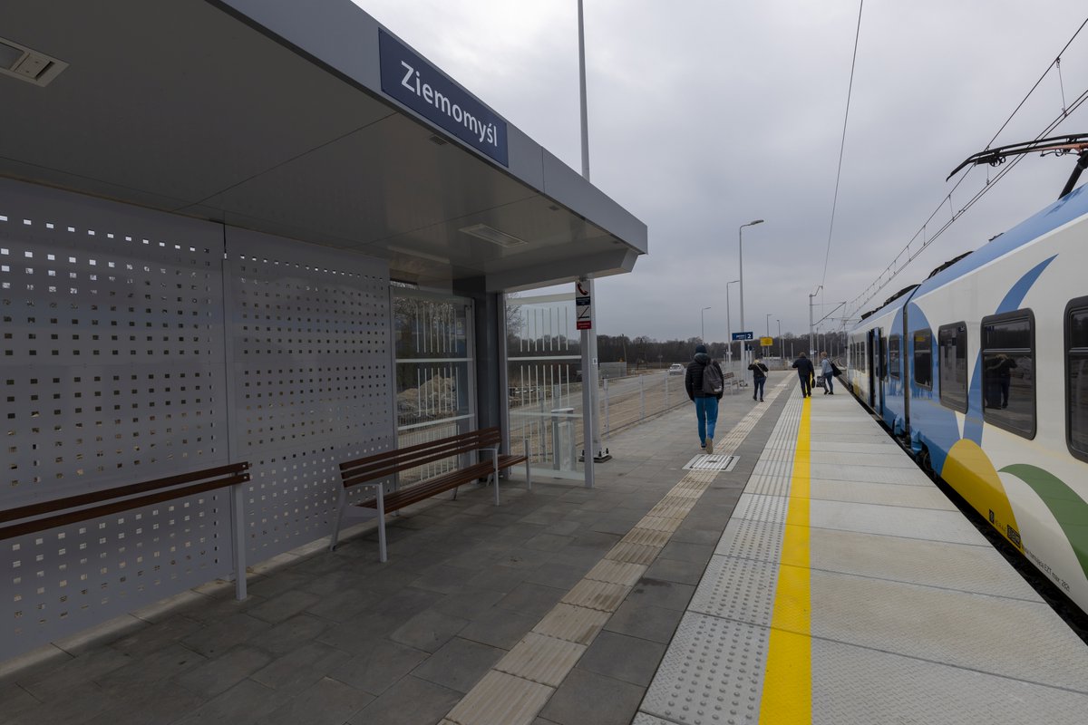 PKP_PLK_SA's tweet photo. #Zachodniopomorskie. 🚄między #Choszczno a #Dolice sprawniej i bezpieczniej jeżdżą po drugim nowym torze. Nowe perony w #Ziemomyśl i #Dolice zwiększyły dostęp do kolei. To następne efekty inwestycji ze wsparciem #CEFTransport na linii #Poznań-#Szczecin. 👉https://t.co/sYdcnxonFE https://t.co/hkXIzTIxzN