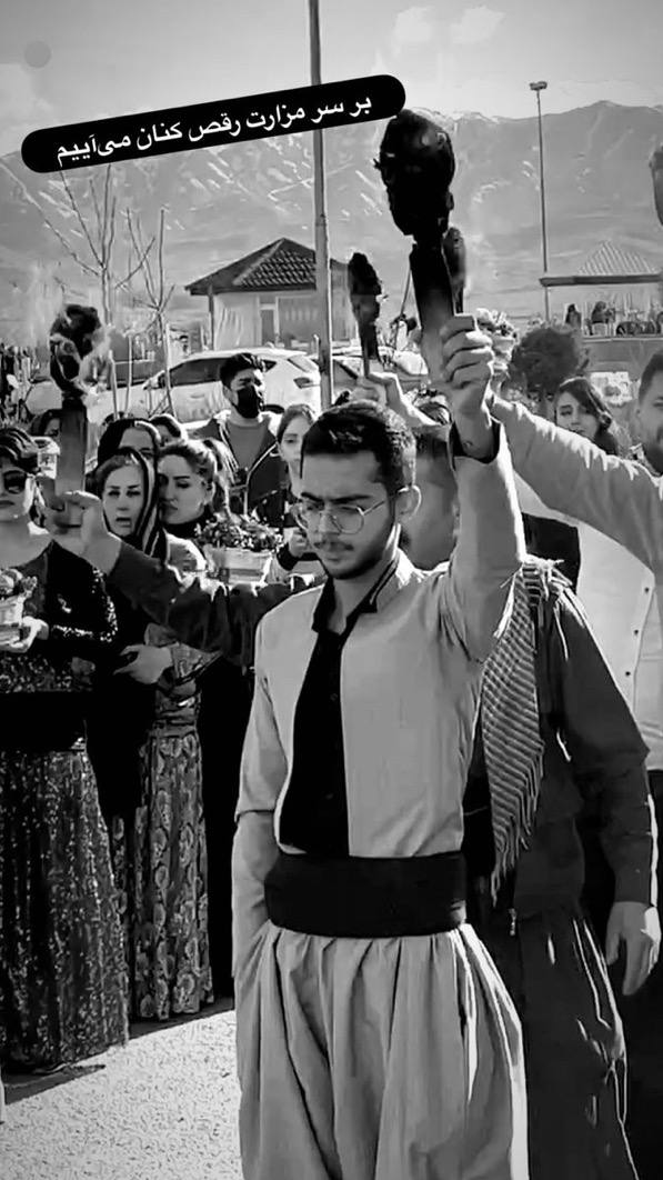 baby_jiminiii's tweet photo. اشکان امینی برادر ⁧ #مهسا_امینی‌⁩: بر سر مزارت رقص‌کُنان می‌آییم
#IRGCterrorists https://t.co/uhK57GAADU