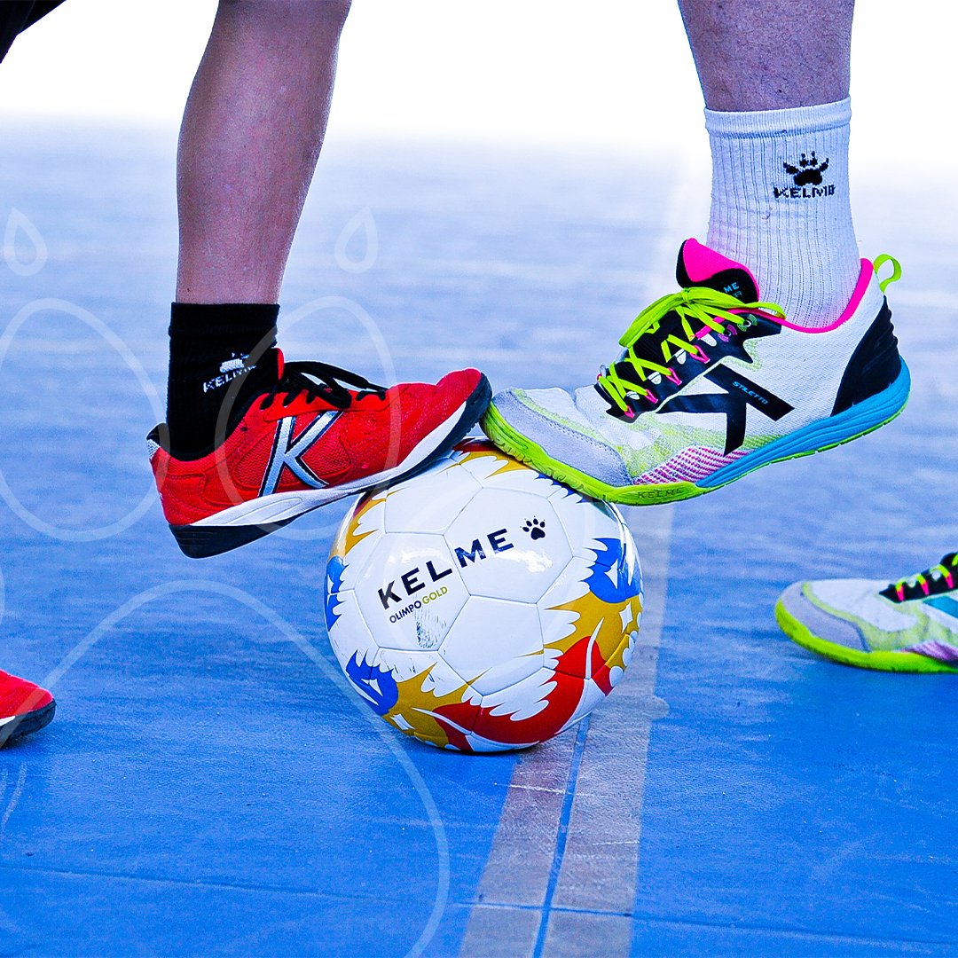 Futsal, une passion qui se transmet ! ⚽

Découvrez nos modèles de chaussures Indoor pour adultes et enfants 🐾

Rendez-vous sur notre site internet 📲
➡️ kelmefrance.com/chaussures-fut…

#kelme #kelmefrance #sport #sportwear #laissetonempreinte #equipement #kelmeworld #futsal