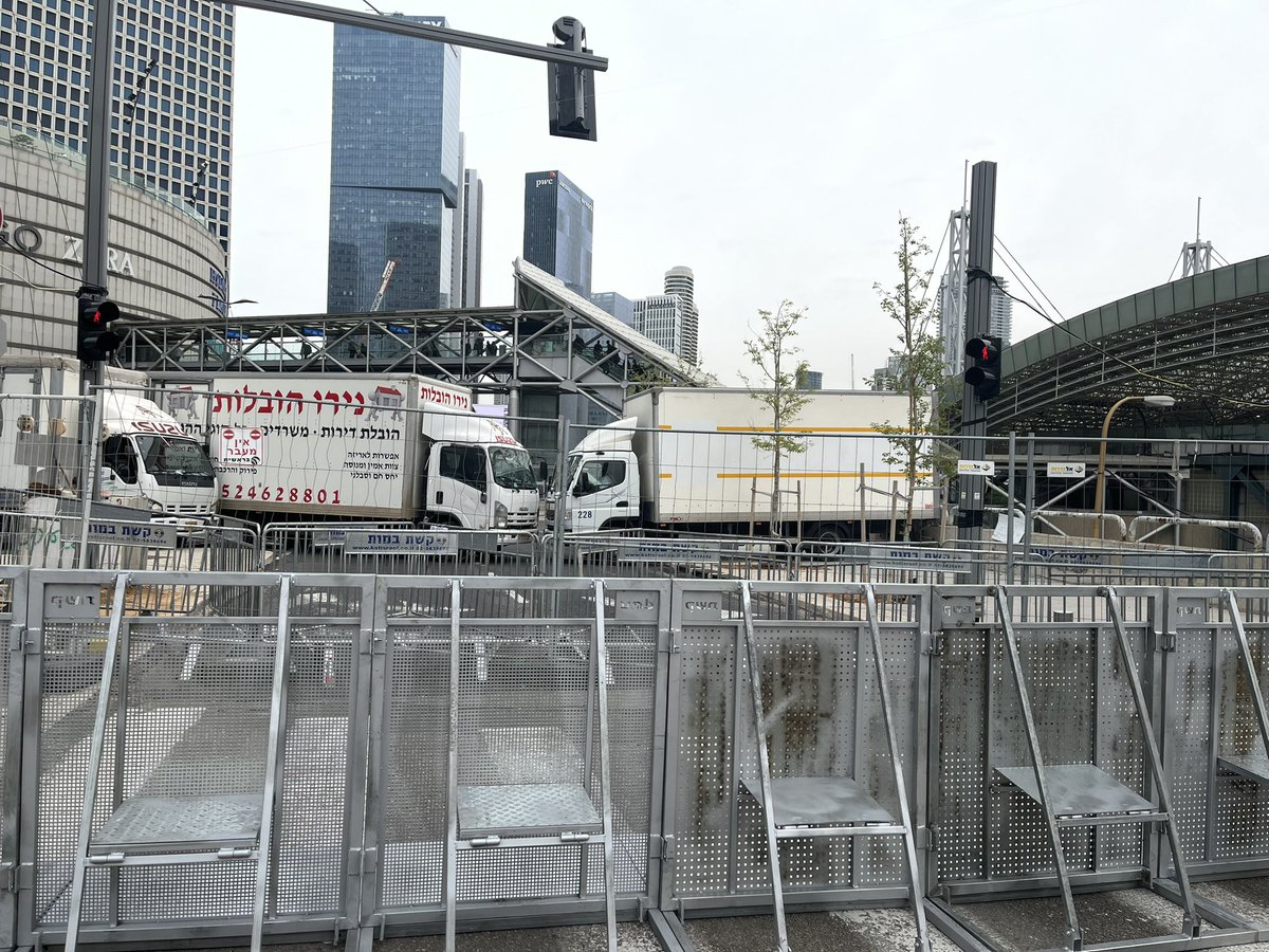HaShalom stationen i centrala Tel Aviv. Polis har barrikerat nedfarten till motorvägen så att demonstranter inte ska kunna ta sig ner. Full mobilisering här nu.
