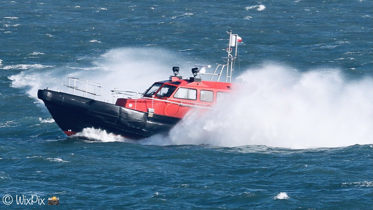 WixpixRob's tweet photo. When a missed tide becomes a cancellation ๐คทโโ๏ธ
Awaiting further instructions
So..
@BelfastHarbour Pilot vessel #PilotEVANS doing what she does best yesterday 22/03/23 in a choppy Lough.
And the inbound Bulk carrier #PenelopeT with the Harbour Pilot on board. https://t.co/orhv5juE3V