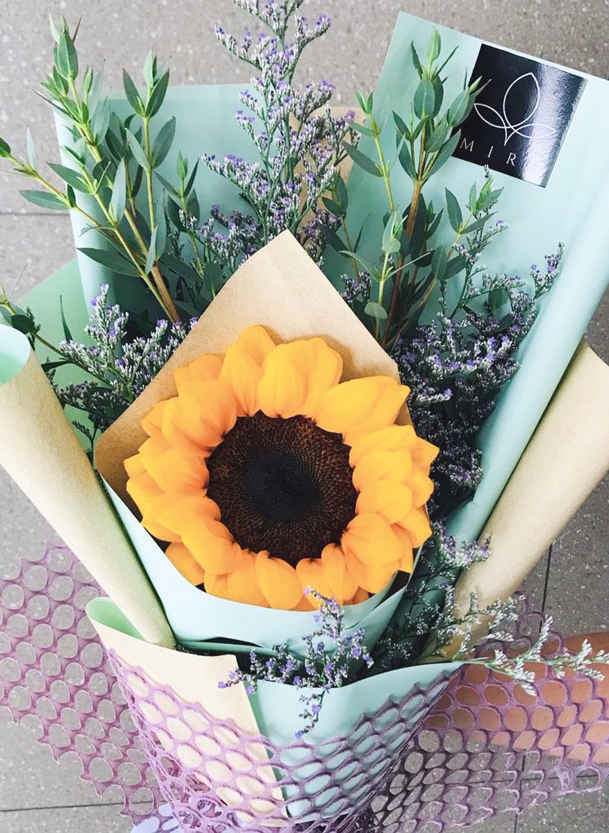 MIRALEFLEUR's tweet photo. I think this smiley sunflower deserves a sunflower 🌻☺️! Celebrate Renjun Day with a sunflower bouquet from Mira Le Fleur 💚

Only ₱250 pesos! Comes with a free renjun fanmade photocard 👀

DM to order! 💌 https://t.co/eTTvSdrj8f