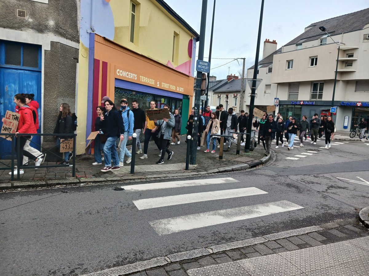 #ReformeDesRetraites | 

Oui les jeunes se mobilisent, oui les jeunes sont conscient.e.s des enjeux politiques, oui les jeunes s'inquiètent pour leurs avenir, oui les jeunes s'inquiètent pour la #democratie

Il est temps d'écouter la colère populaire et ouvrir les yeux sur la rue