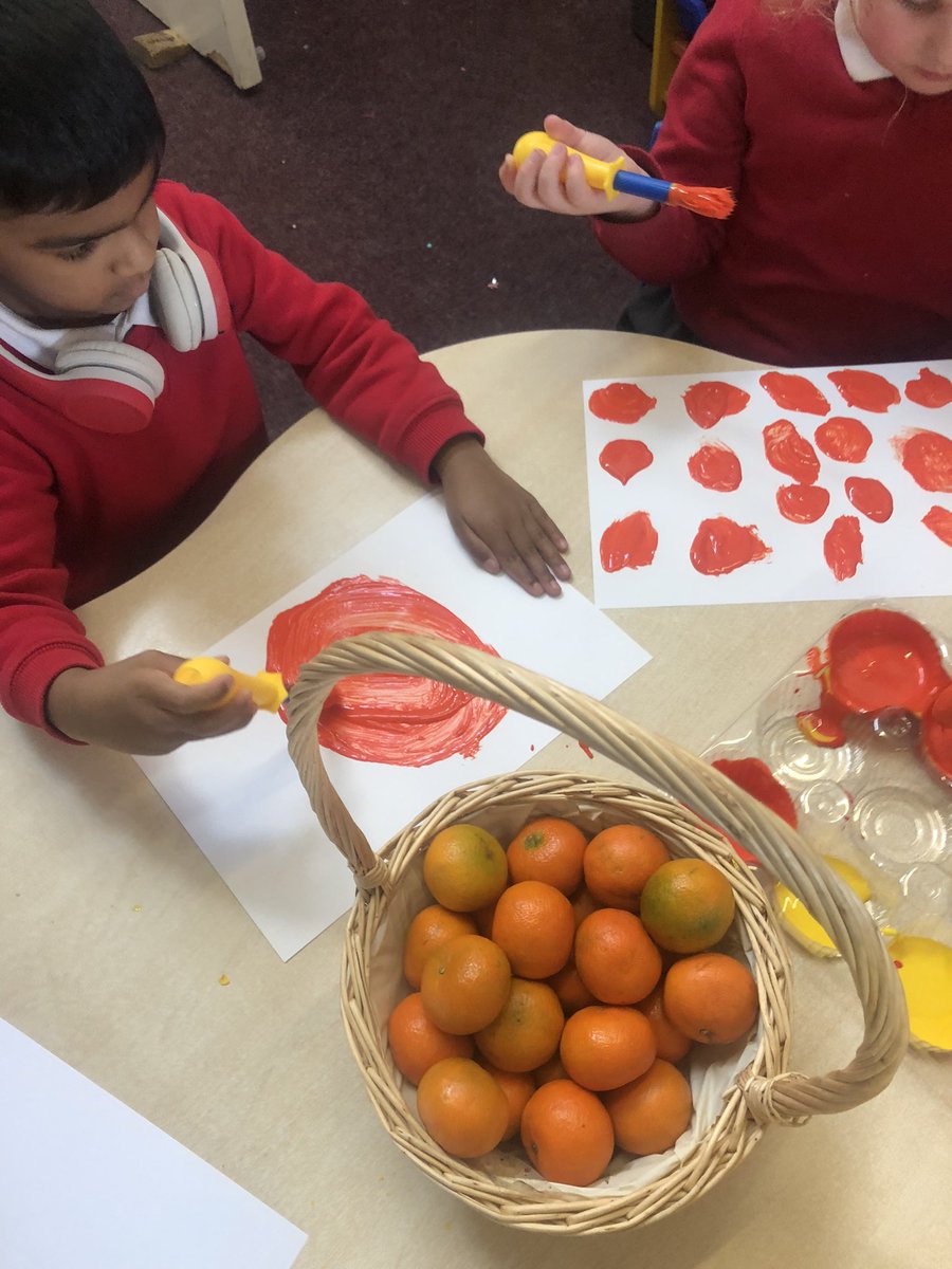 Roscoe_Primary's tweet photo. Reception have been busy mixing red and yellow to make the colour orange🔴+🟡=🟠 We used our new colour to then create still life paintings of oranges! #RP_Reception #RP_Art #RP_Science https://t.co/X5CVhM4SEM