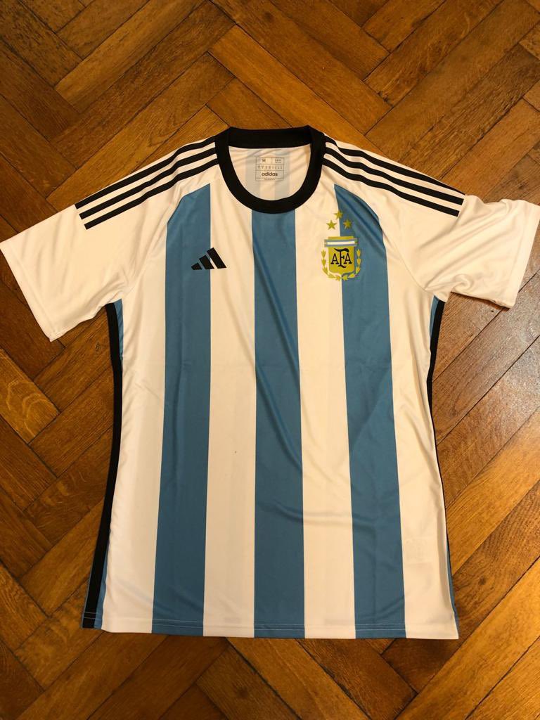 SANTIAGODELMORO's tweet photo. Buen Jueves ! Hoy en #ElClubDelMoro  en FM99.9📻 regalamos camisetas de ARGENTINA para alentar esta noche a la selección 🇦🇷🍀 🍀🍀Participan con el hashtag #ElClubDelMoro 6a10 en @la100fm https://t.co/DQFLQinCTL