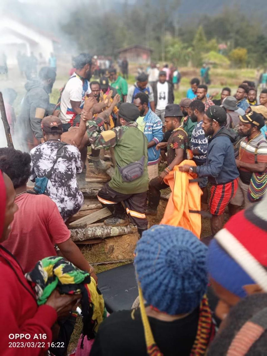 VeronicaKoman's tweet photo. 22/3/22 Puncak, West Papua

In response to the killing of an Indonesian last week, Indonesian forces killed Enius Tabuni.

Family and locals say that Enius Tabuni was a child civilian, but mainstream media quoting Indonesian forces say that he was a 22 y/o freedom fighter. https://t.co/xmz2NajkSj