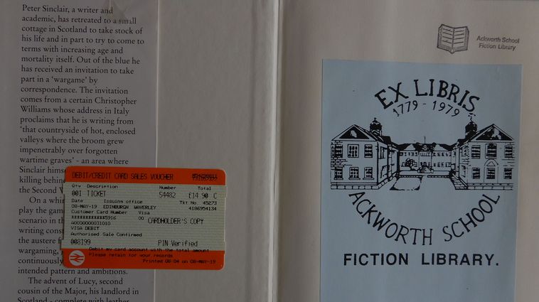 Auch eine Migrationsgeschichte: Anhand von Ex Libris, Besitzvermerken in Büchern lassen sich deren Wanderungen feststellen. Was also passiert, wenn ein Roman des schottischen Schriftstellers Stuart Hood aus einer Schulbibliothek ausgeschieden wird: buecherraumf.ch/blog-aktuelles/