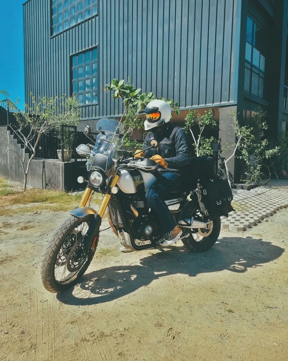 samuelmilby's tweet photo. Ready for the long haul (literally &amp; figuratively @catriona_gray 🥰) #TriumphScrambler1200XE https://t.co/80JNT0kXjU