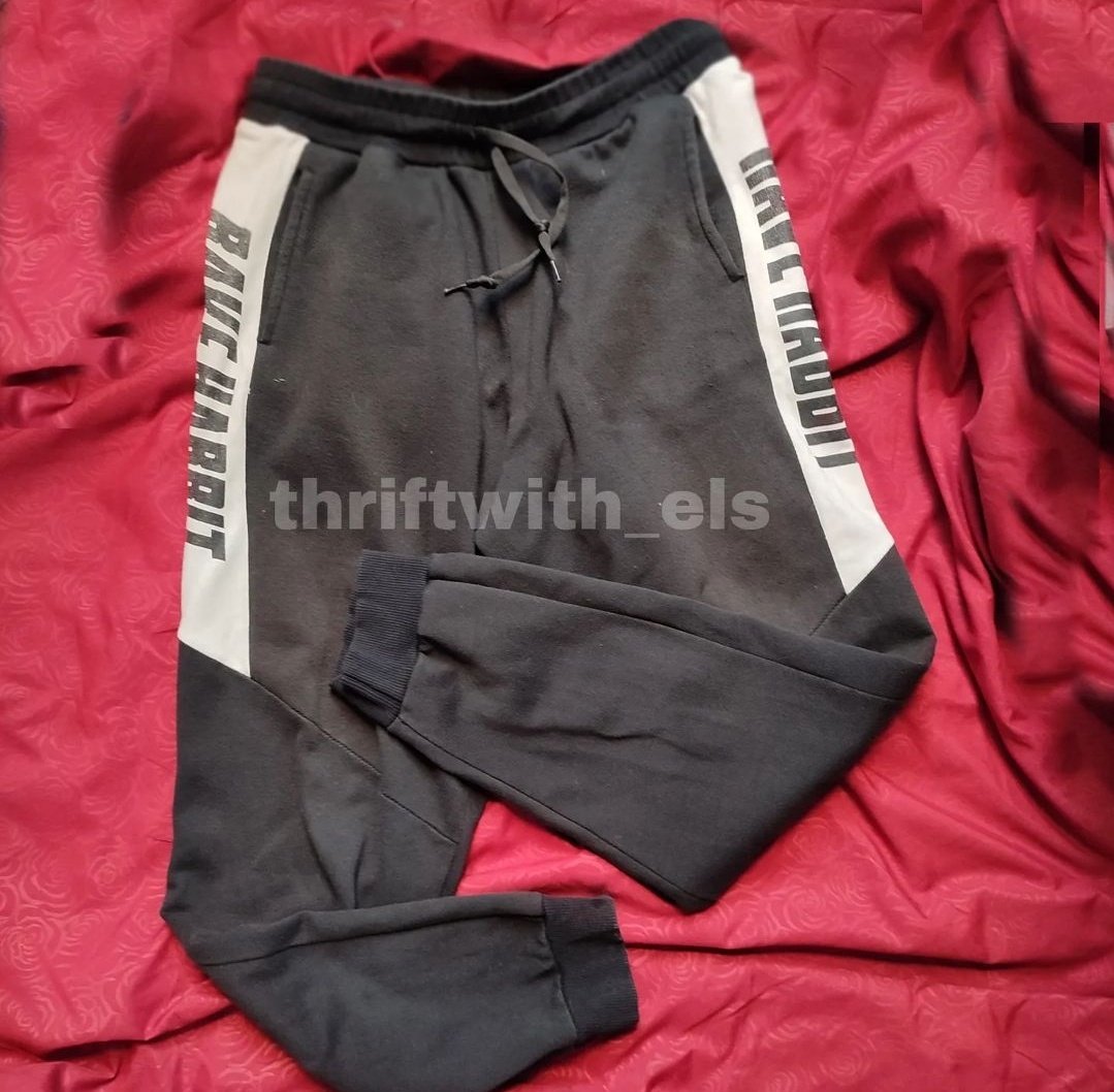 Jogger item list putih 

ada beberapa crack, adem celananya 

More info: instagram.com/p/Cc8UqBchxen/…

30RB (bisa nego)