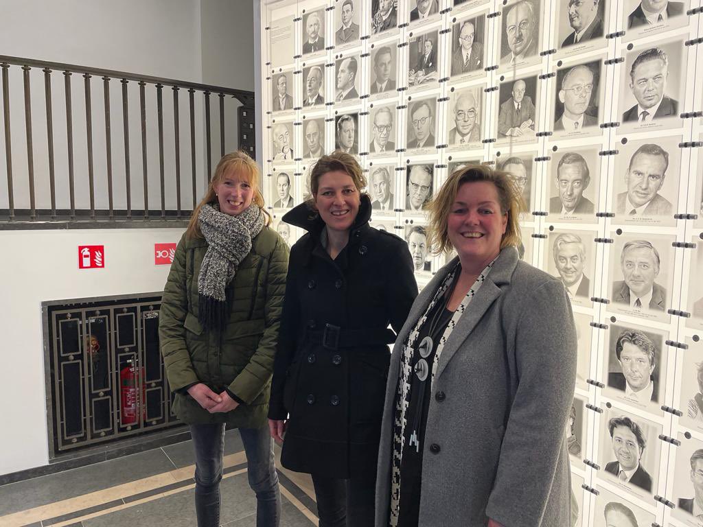 WendaBolhuis18's tweet photo. Wat een bijzondere dag gisteren! We mochten officieel ons boekje ‘Hartenkreten van boeren en plattelanders aan de politiek’ overhandigen aan @ministerlnv op het @minlnv https://t.co/XmxVRxfcGn