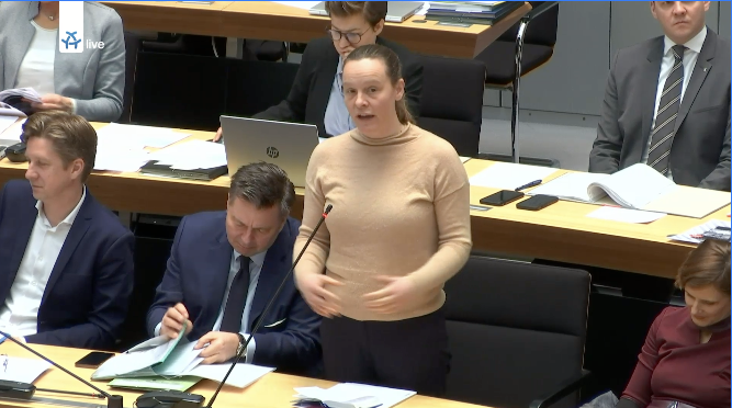 LinksfraktionB's tweet photo. '@ElifEralpBerlin fragt "Wie bewertet der Senat die in einem offenen Brief an Senat u Politik von #Antidiskriminierung|sverbänden u Berliner Initiativen aufgeworfenen Sorgen bezügl der ministeriellen Antidiskr.-sarbeit? Lena #Kreck, linke Justizsenatorin: "Der Brief drückt... 1/3 https://t.co/gNvrU6ADs3