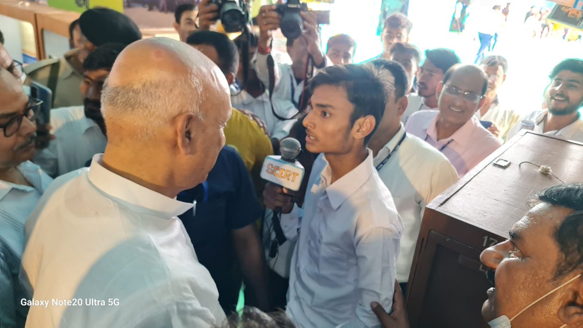 teachersofbihar's tweet photo. शिक्षा मंत्री जी की बात बाल पत्रकार के साथ
 
#बिहार_दिवस #बिहार_दिवस_2023 
@ProfShekharRJD https://t.co/vaqCkMKtp2