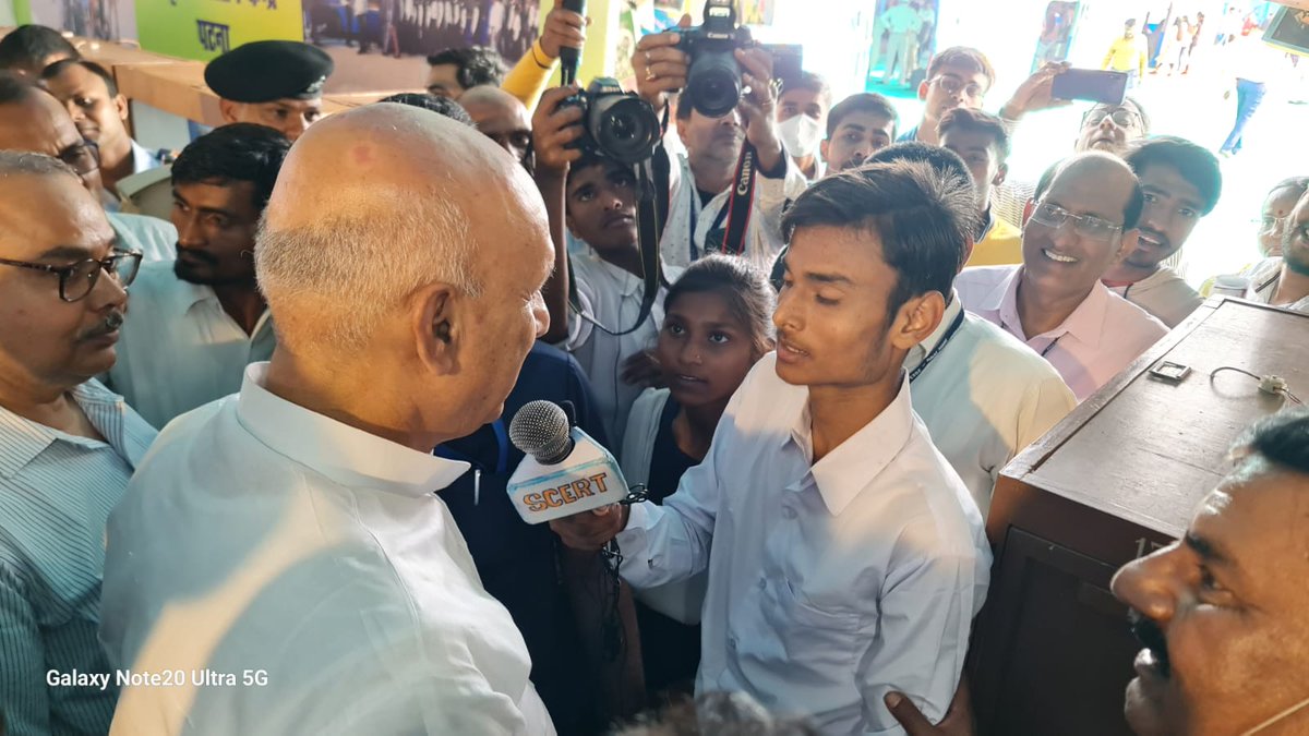 teachersofbihar's tweet photo. शिक्षा मंत्री जी की बात बाल पत्रकार के साथ
 
#बिहार_दिवस #बिहार_दिवस_2023 
@ProfShekharRJD https://t.co/vaqCkMKtp2