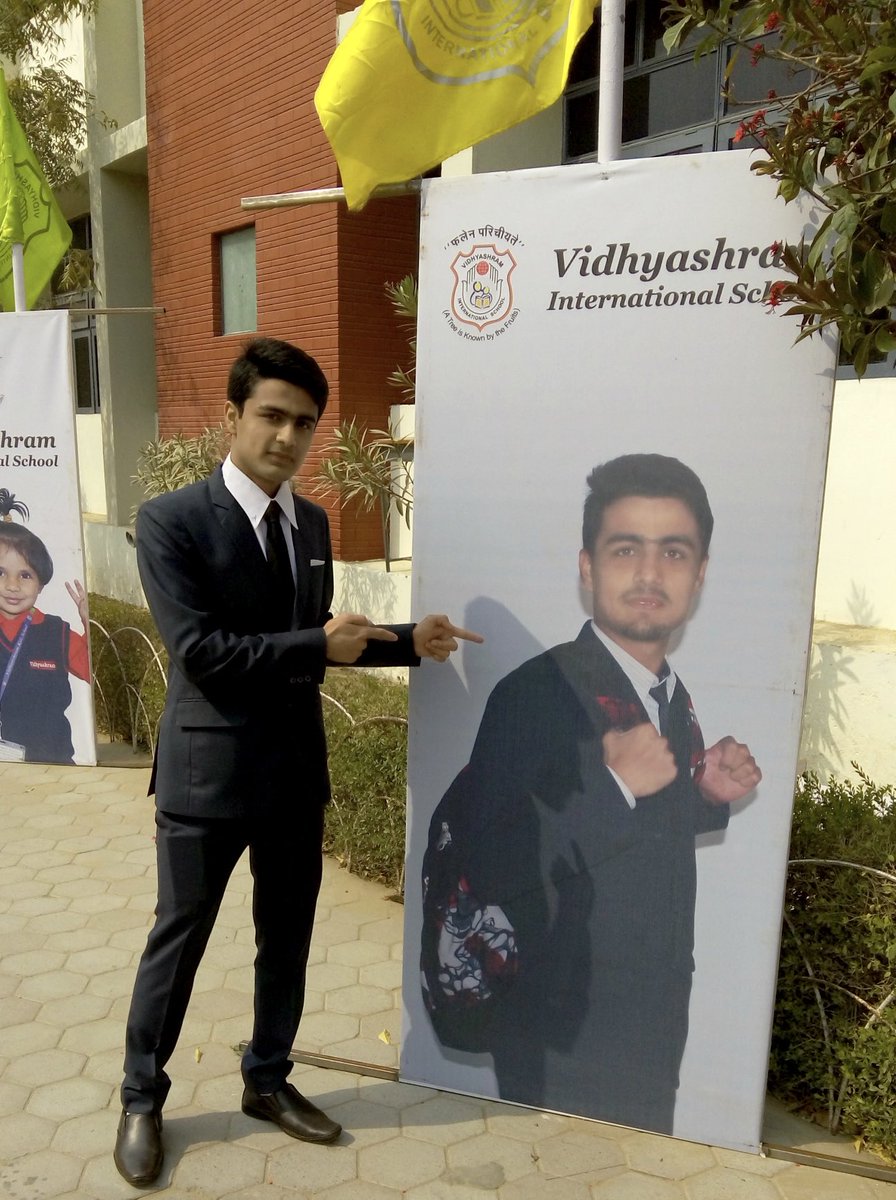 Legal_Gajendra's tweet photo. The acts you do today will be your past,
When you see it from the eyes of 7 years Future self. Make sure you make yourself proud.😉

The fun fact is I knew this gyaan 7 years before too😁 #Super_Proud
#Memories_from_School_Farewell https://t.co/sTJCSuXeNz
