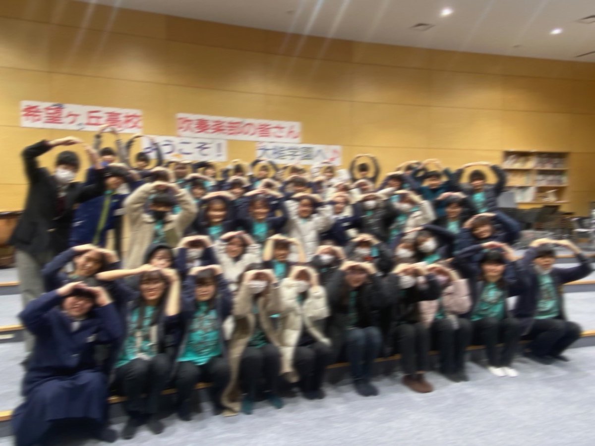 k75kisui's tweet photo. さらに！大槌高校、大槌学園中学のみなさんと一緒に演奏させていただきました🎶

大槌のみなさんが暖かく迎えてくださってすごく嬉しかったです！☺︎
ご協力くださった皆さん、演奏を聞いてくださったみなさん！本当にありがとうございました！！

合同練習の写真と、本番の写真です📷 https://t.co/JqOQ6Oo89N