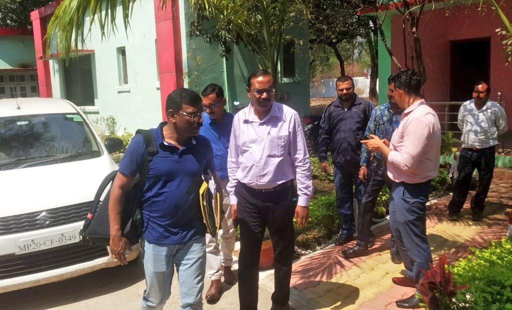 न्यू कटनी जं. (#NKJ) के #ROH_Shed में #SrDME #SKSingh को #CBI ने ₹40000 की रिश्वत लेते रंगेहाथ पकड़ा।
विश्वस्त सूत्रों के अनुसार सीबीआई ने #SrDME के घर कल रात 12:00 बजे पकड़ा। घर में ठेकेदार द्वारा दिए गए पैसे भी बरामद किए गए।
<a href="/RailMinIndia/">Ministry of Railways</a> <a href="/IR_CRB/">RB CRB</a> <a href="/AshwiniVaishnaw/">Ashwini Vaishnaw</a> <a href="/wc_railway/">West Central Railway</a>