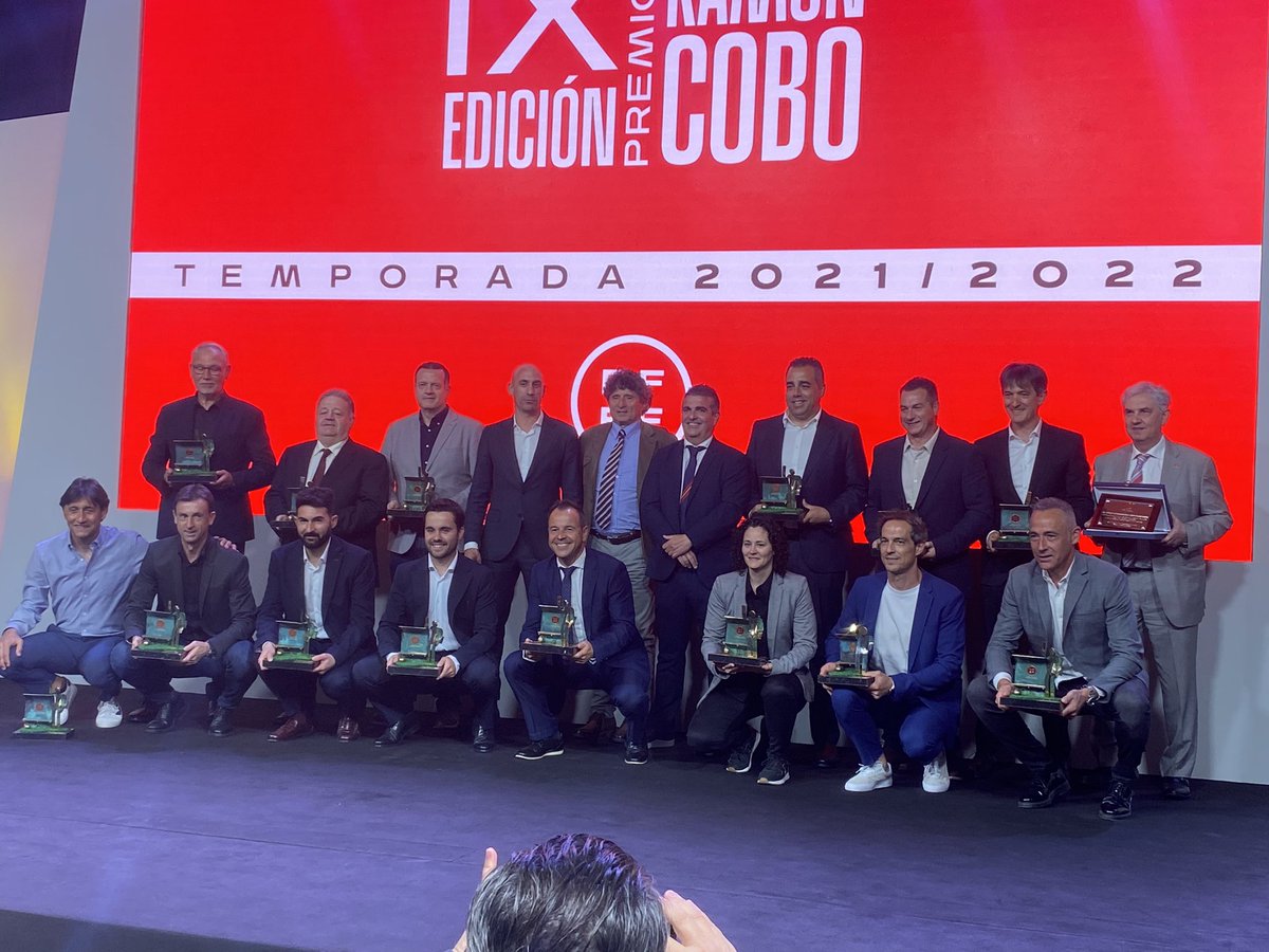 Agradezco a la <a href="/rfef/">RFEF</a> el reconocimiento por el premio “Ramón Cobo” a mejor entrenador del Grupo 1 de la Segunda RFEF. Esto no hubiera sido posible sin la implicación de cada una de las personas que componen el <a href="/PontevedraCFSAD/">Pontevedra CF 🦴</a> y en especial a cada uno de mis jugadores.