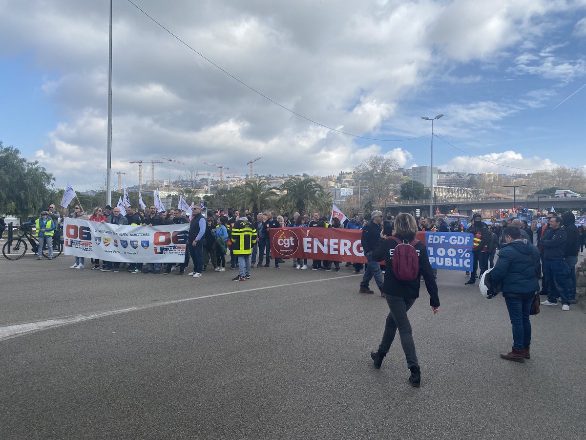 MissGasi's tweet image. Les salariés de l’énergie arrivent devant le #cadam  manif contre la réforme des retraites #nice06