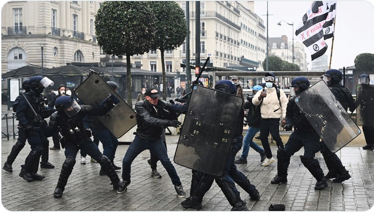 Foxgils's tweet photo. 😡Pas moins de 8 #policiers armés jusqu'aux dents pour #tabasser un seul pêcheur désarmé.
La racaille des banlieue n'aurait pas fait mieux !😡😡
#greve23mars #manifestation #MacronLaHonte #ReformeDesRetraites
#Revolution https://t.co/MxKyedKH3Q