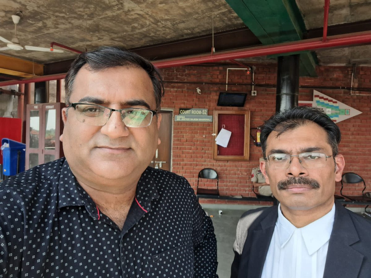 Advocate_Denson's tweet photo. @Justice4Pavitra @ravishndtv @nikhildubei @SonuSood @timesofindia @dipakdashTOI @nripendra1784 #Quashing petitions filed by Directors of L&T in the #HighCourt at #Chandigarh in d #2014 #potholedeath case got #adjourned yet again😟 Must say that while #Adjournments delay d #trial & delay justice to victims, it also renders d toil put in by respective #Counsel(s) a waste🤔 https://t.co/FH1jZUTPcB