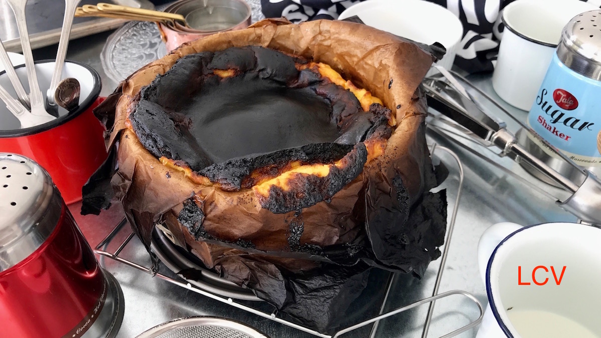 La sacó del horno, suspirando.

- Si ehto e' mah ollin que tarta, mala sangre... joe, quería darle una sorpresa a mi guiri gordo.