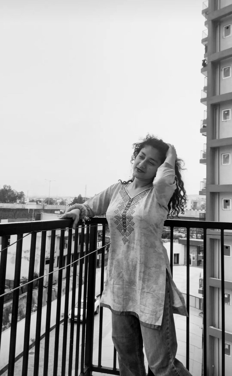 baby, i wanna ruin our friendship
we should be lovers, instead