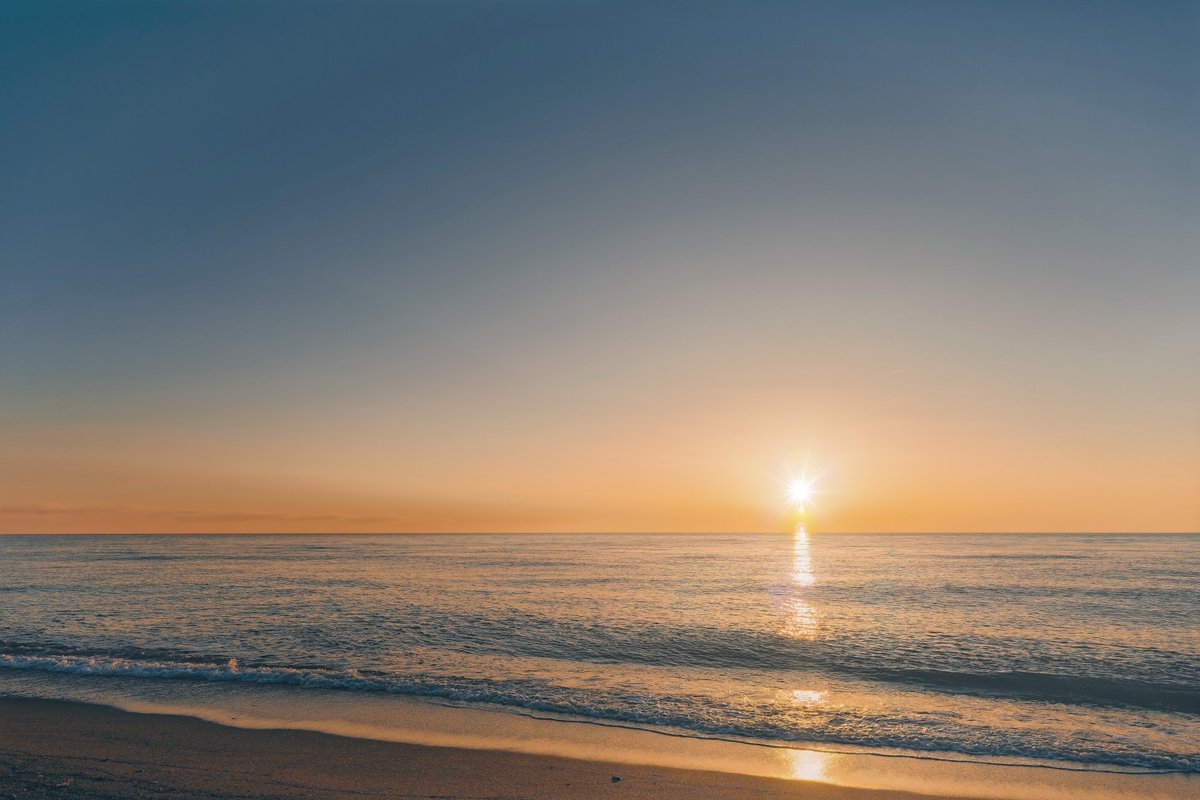 海の夕暮れ空を(*´꒳`*)色合いが素敵過ぎる空を眺めながら砂浜をに腰掛けて陽が沈むまでまったりにゃあ♪