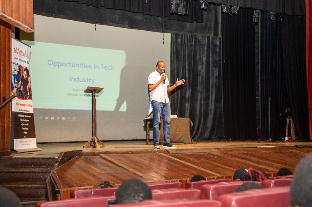 MobbiGirlz's tweet image. &quot;Your LinkedIn profile should reflect your CV with the addition of valuable metrics.&quot;@NdigaJn @eMobilis 
#eMobilistechtalk
#nurturinginnovators
#technovation