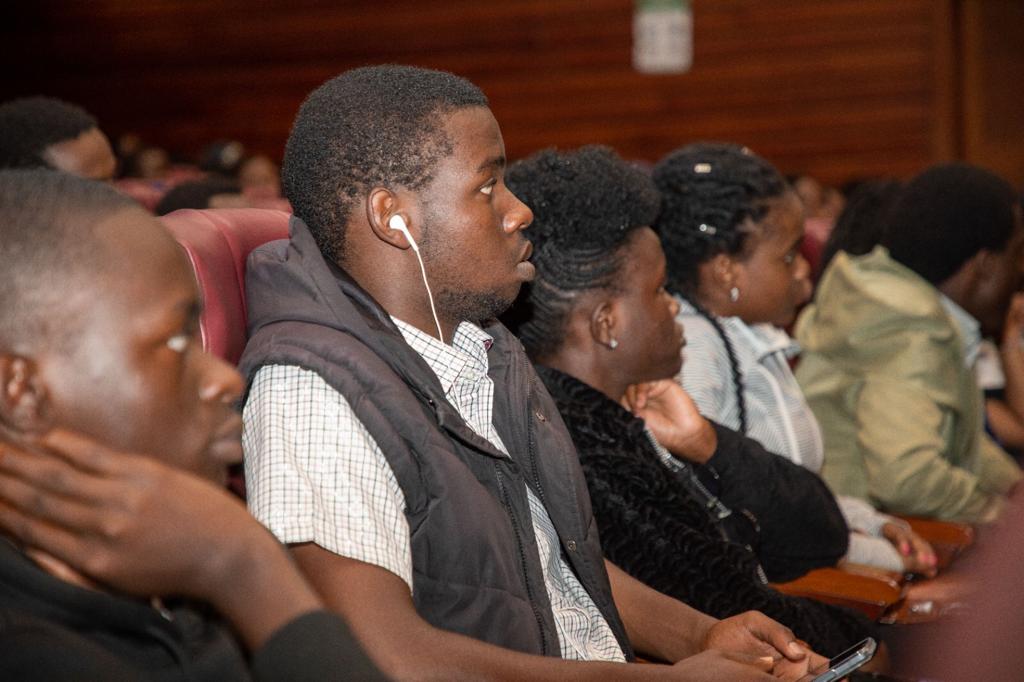 MobbiGirlz's tweet image. &quot;Your LinkedIn profile should reflect your CV with the addition of valuable metrics.&quot;@NdigaJn @eMobilis 
#eMobilistechtalk
#nurturinginnovators
#technovation