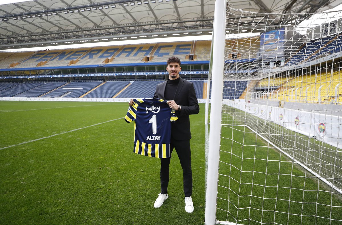 Fenerbahçe ile hedeflerini gerçekleştirdikten sonra Avrupa hayali olan Altay Bayındır'ın, 4 yıllık yeni sözleşmesinde 'yurt dışı çıkış' maddesi yer alıyor.

(Milliyet)