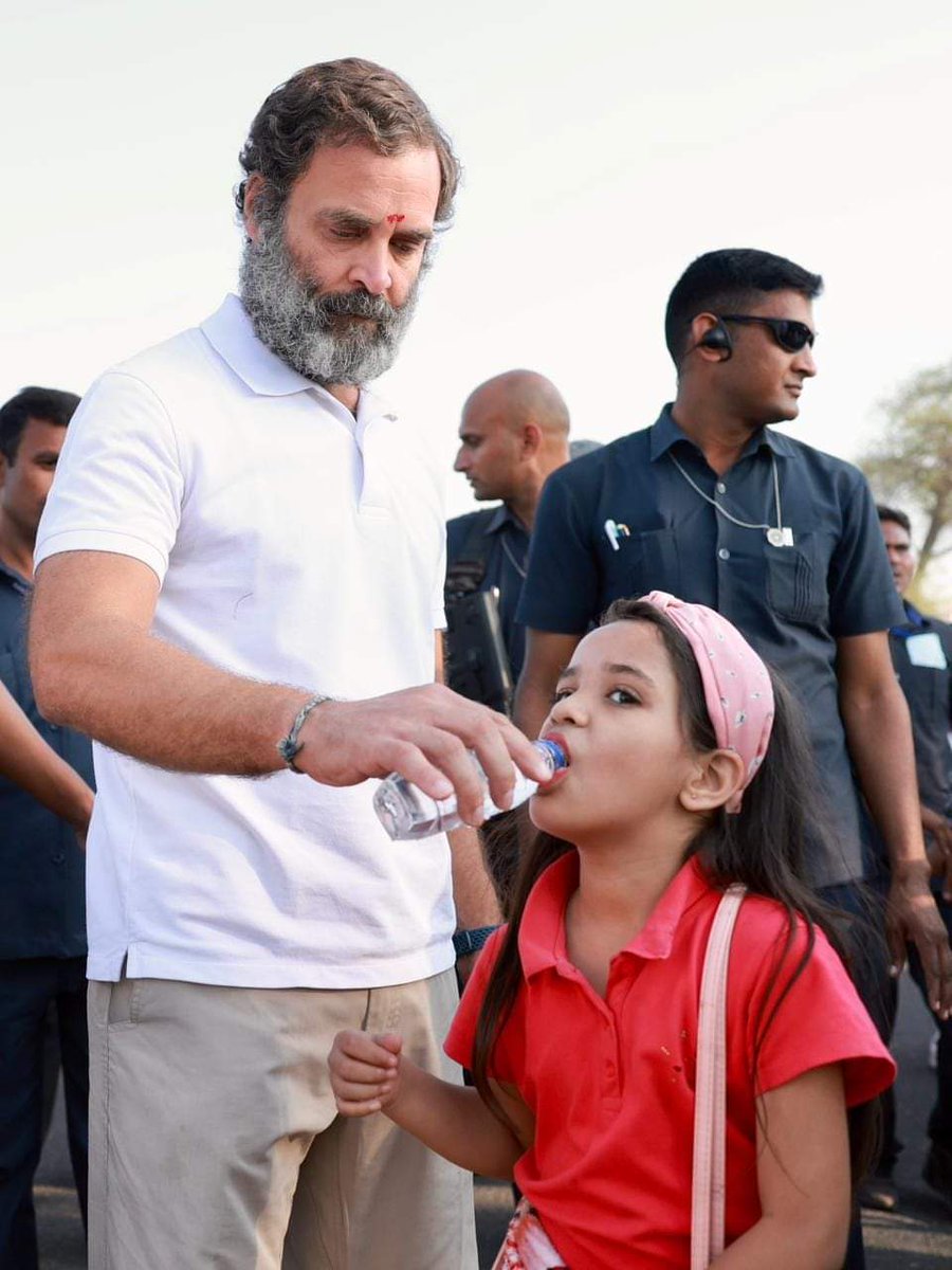 DrPramodPandey8's tweet photo. जिस शख्श के साथ इतनी दुआएं हो,वो भला इन हालात से कैसे डर जाए।
 इतिहास गवाह है गांधी ना झुका था और ना ही झुकेगा।
#सरकार का विरोध जारी रहेगा।
हम #राहुलगांधी के साथ
@INCIndia
@INCUttarPradesh @priyankagandhi 
@SevadalUP https://t.co/eeqxe6CdP8