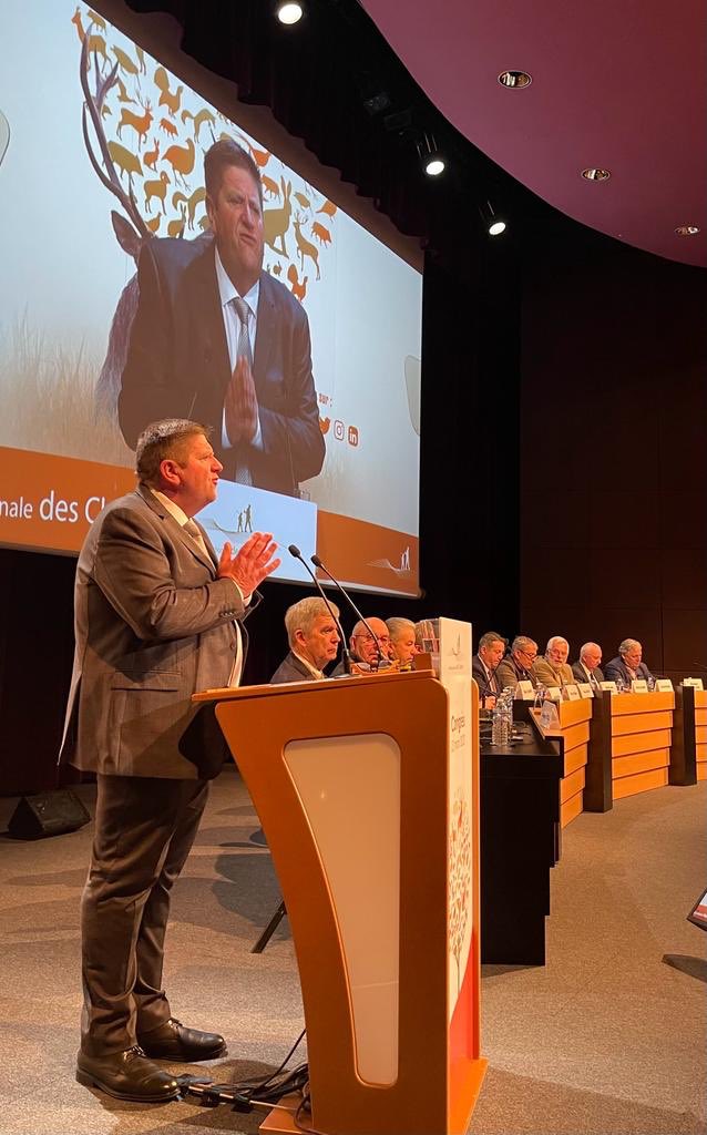 ChasseursFrance's tweet photo. Pour Willy Schraen,  « Le monde rural, c’est 23 millions de femmes et d’hommes qui y vivent, y travaillent. C’est un état d’esprit, c’est pourquoi j’ai décidé de lancer un groupe de réflexion qui fera des propositions en vue des élections européennes» #FaceAuxChasseurs2023 https://t.co/G8PRE7DmK5