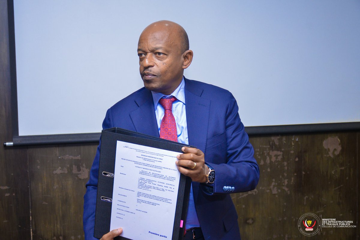 6Questions_cd's tweet photo. Projet « Kin Elenda» : signature du contrat des travaux entre la Cellule Infrastructures et l’entreprise WIETC https://t.co/mvBk6Ci1EN
@CelluleRdc @WIETC
@MinITP_RDC https://t.co/rnLCR8B5Ip