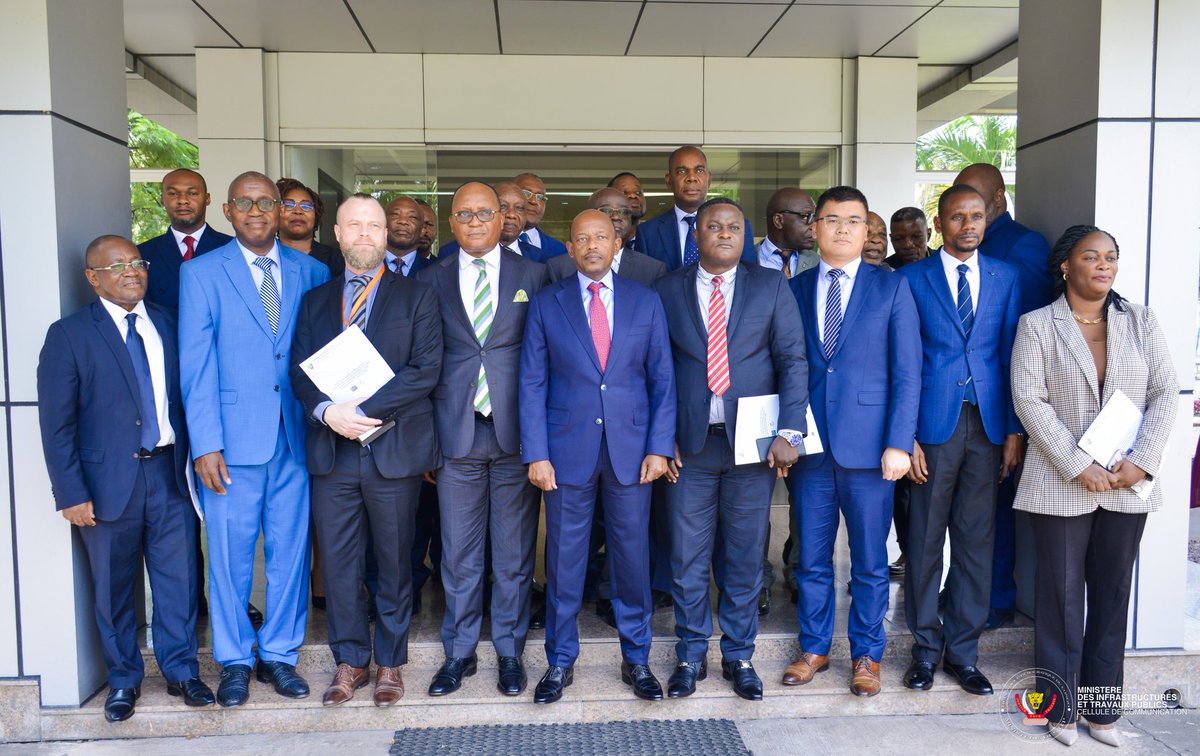 6Questions_cd's tweet photo. Projet « Kin Elenda» : signature du contrat des travaux entre la Cellule Infrastructures et l’entreprise WIETC https://t.co/mvBk6Ci1EN
@CelluleRdc @WIETC
@MinITP_RDC https://t.co/rnLCR8B5Ip