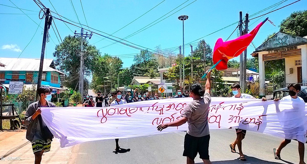 IrrawaddyNews's tweet photo. Activists staged a protest on Thursday against the military regime in Launglon, Tanintharyi Region. Some 150 houses have been burned in junta arson attacks in Launglon this month. (Photo: DDMSC) #WhatsHappeningInMyanmar https://t.co/Z1BEd08P9K