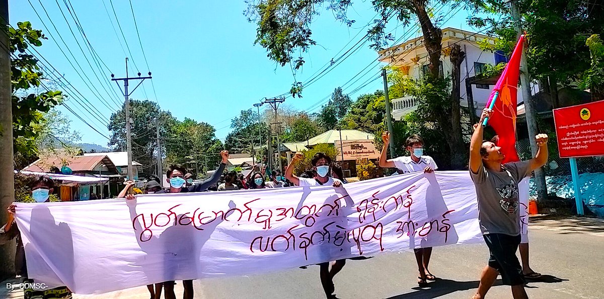 IrrawaddyNews's tweet photo. Activists staged a protest on Thursday against the military regime in Launglon, Tanintharyi Region. Some 150 houses have been burned in junta arson attacks in Launglon this month. (Photo: DDMSC) #WhatsHappeningInMyanmar https://t.co/Z1BEd08P9K