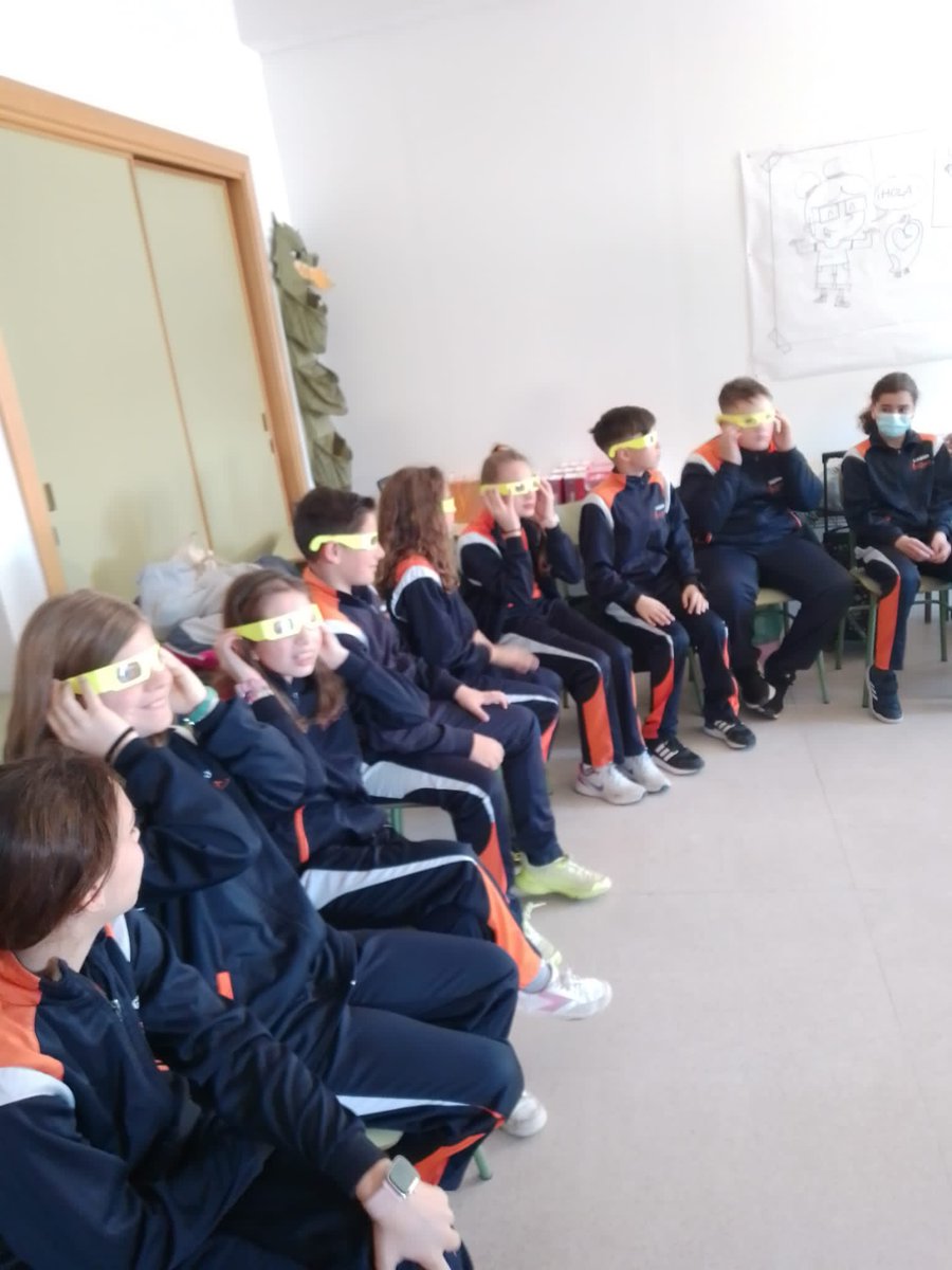 ColegioAmachado's tweet photo. El Centro de Láseres Pulsados nos han hecho disfrutar a lo grande de un impresionante taller, donde los alumnos de 5° han aprendido sobre ondas de luz, de sonido, ondas de espectro electromagnético, Newton, luz, color...Maravillosamente divertido. https://t.co/5lOTL1zGiF