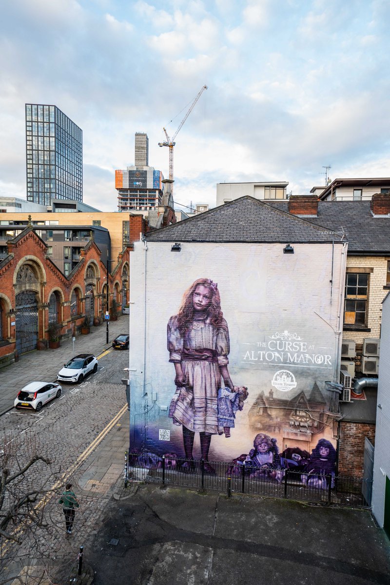 kineticwwUK's tweet photo. As well as bus lentinculars, roadside and mall formats, this mural in Manchester Northern Quarter for @altontowers' The Curse at Alton Manor uses UV paint to bring the character, Emily to life at night. Spooky!
@WavemakerUK @MerlinapUK #KineticActive #OOH #LifeIsLivedOutside https://t.co/VgOT7Ur6pi