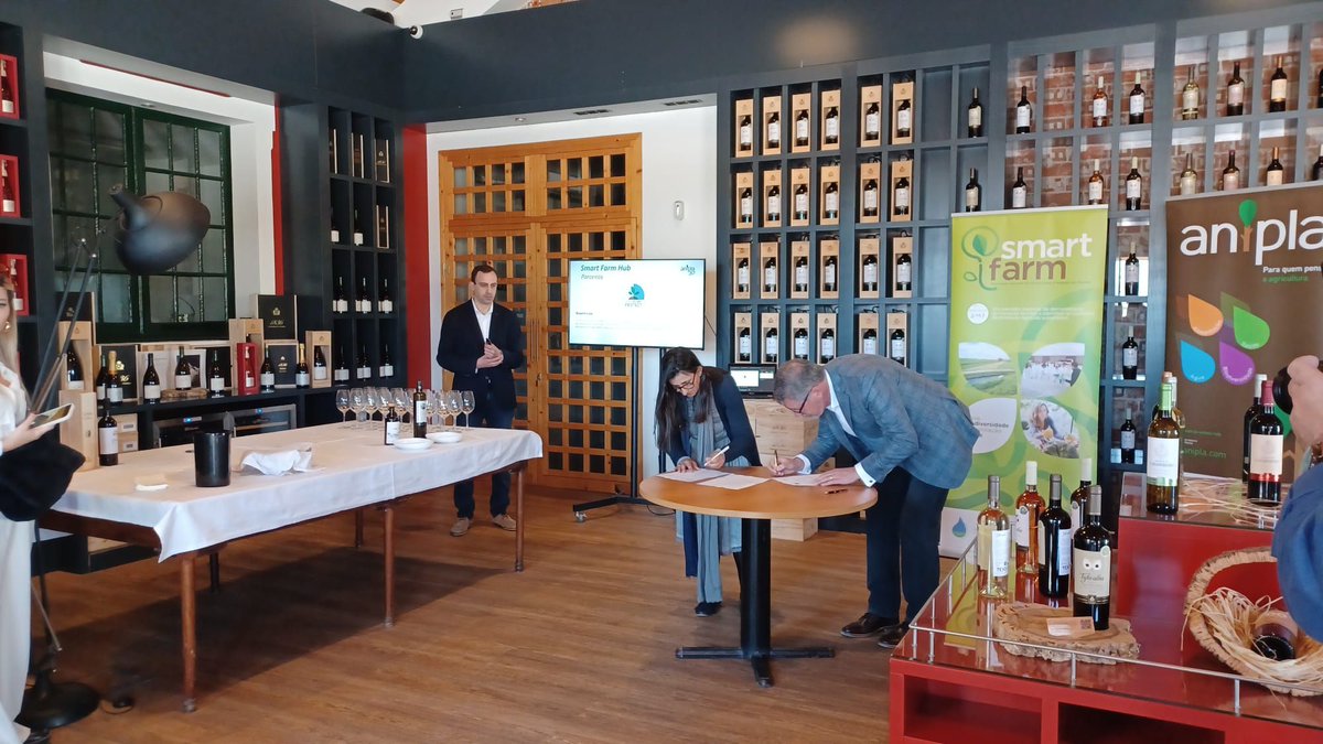 innovplantpro's tweet photo. O #InPP e a #ANIPLA assinaram a 20 Março um 𝗽𝗿𝗼𝘁𝗼𝗰𝗼𝗹𝗼 𝗱𝗲 𝗰𝗼𝗼𝗽𝗲𝗿𝗮𝗰̧𝗮̃𝗼, que pretende apostar na criação de sinergias que promovam a investigação e desenvolvimento de biopesticidas; a biotecnologia, a conservação do solo e a agricultura digital e de precisão.✍️ https://t.co/u35gq9WNin