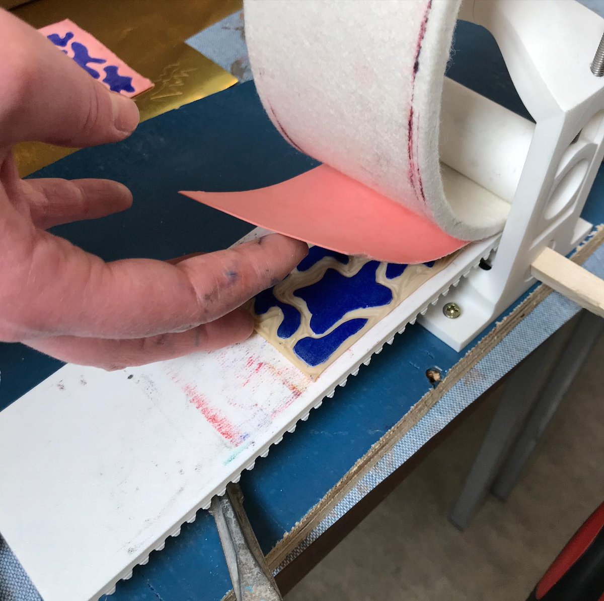 artinhealthcare's tweet photo. Here’s a peek at some lino prints and marbling that was happening yesterday at our Room for Art Group @WHALE__arts in Wester Hailes. The workshop was led by artist @fraser_gray who has 3D printed a printmakers press! #artandwellbeing #artandhealth https://t.co/6BDqVZv7qu