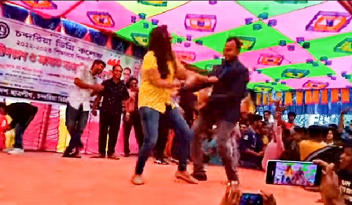 কলেজের নবীন বরণ অনুষ্ঠানে অশ্লীল নৃত্য পরিবেশ ফেসবুকে ভাইরাল