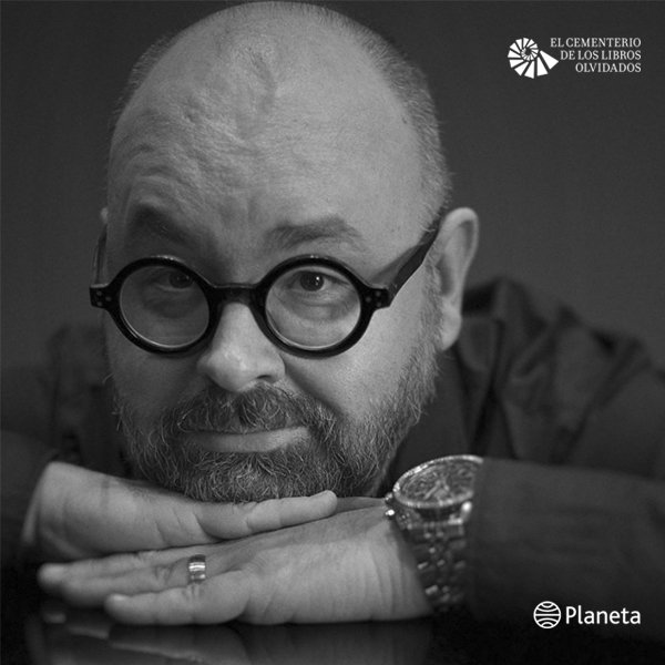 ZafonOfficial's tweet photo. Carlos Ruiz Zafón quiso ser escritor desde siempre y, en parte, fue gracias a su padre, que supo trasmitirle su amor por los libros y la literatura. Y a vosotros, ¿quién os ha transmitido vuestro amor por la lectura? https://t.co/NMgaXOzbw5