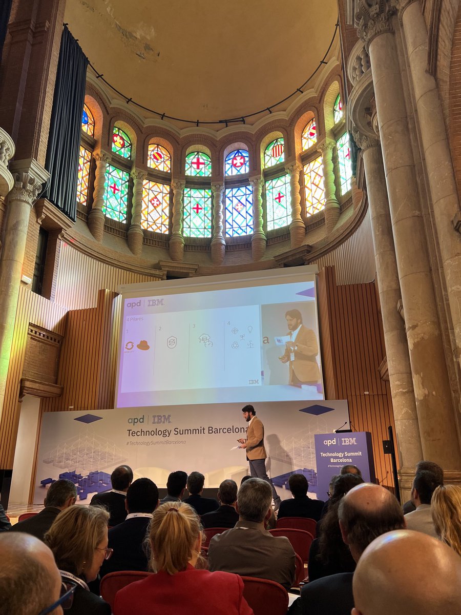 Bertbadi's tweet photo. Juan de Z explicando las 4 “obsesiones” de IBM Systems en el #IBMsummit: sistemas abiertos a la containerización, seguros, de alto rendimiento y sostenibles https://t.co/0f0Mwr0akb