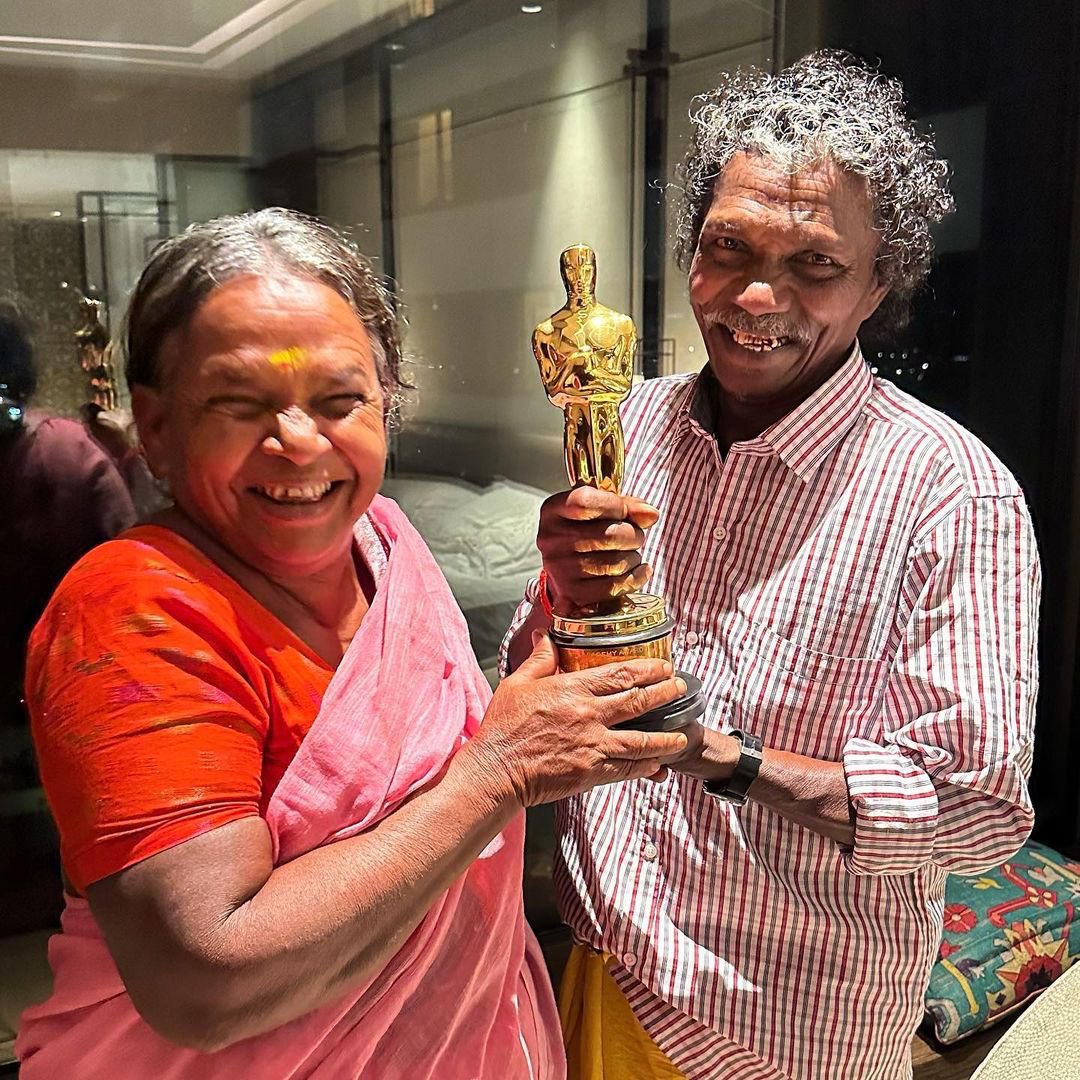 This guffaw is priceless..Adorable pic!!!..Bomman and Bellie with Oscar trophy.👏🏻👏🏻👏🏻
#TheElephantsWhisperers
#Oscars2023