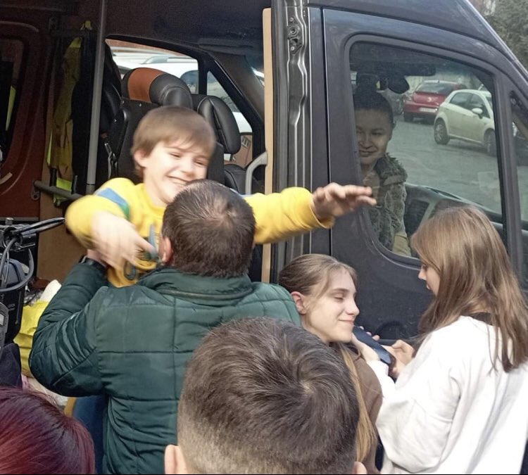 visegrad24's tweet photo. 17 Ukrainian children kidnapped by Russian from Kherson have just been returned to their parents.

This was the moment when one of the boys saw his father for the first time in a year.

♥️ https://t.co/te7qqpcbQD