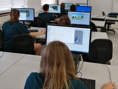 PortUIB's tweet photo. Cada setmana, alumnes de secundària s'endinsa en el món de les matemàtiques, l'enginyeria, l'edificació i la tecnologia amb les pràctiques en el laboratori #Demotec 💻👾🔢🏗️
👉https://t.co/PH5QVKHXA7
#SeràsUIB https://t.co/Vii1TC2YGR