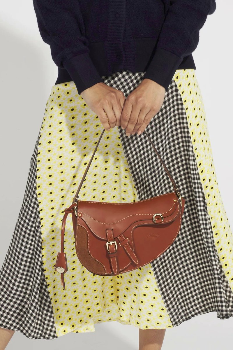 Chestnutcollect's tweet photo. Introducing the Edra bag that goes with every type of outfit! The red lining is a lovely contrast to the tan leather. Beautifully handmade and exclusive to The Chestnut Collection in Ireland 🐎 💚#irishbusiness #boldriniselleria #handmadeitaly #saddlebag https://t.co/oyAOXn9sxI