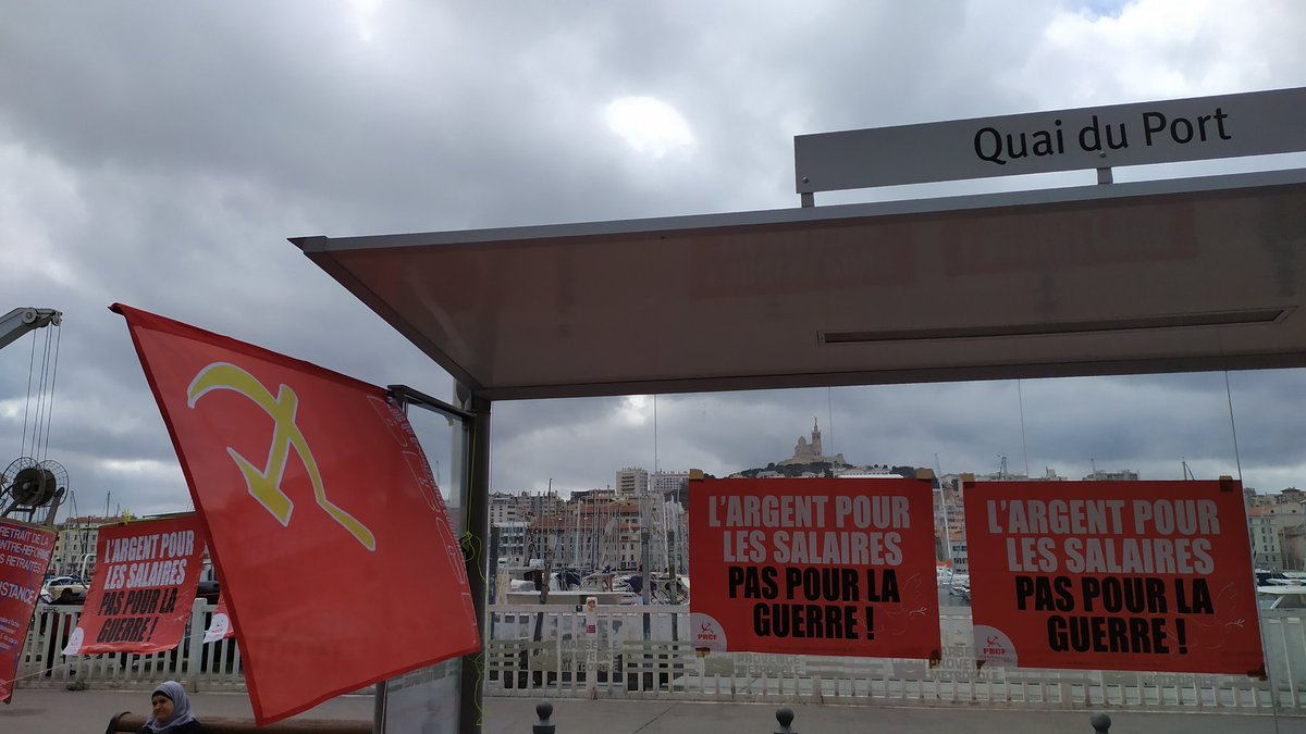 PRCF_'s tweet photo. #Marseille énormément de monde, la #Nation uninde le vieux port pour la #RetraiteA60Ans .
Retrait du #PlanMacron
les camarades du @13Prcf installent leur point fixe https://t.co/tm0Ehl711H
