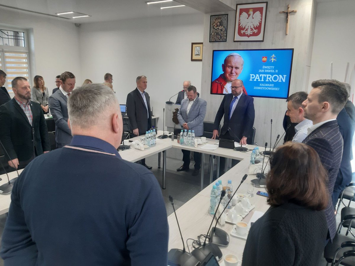 Kalwaria_Zeb's tweet photo. ✝️Rada Miejska podjęła jednogłośnie uchwałę w sprawie obrony dobrego imienia Świętego Jana Pawła II. Uchwała została przyjęta jednogłośnie. 

ℹ️ Inicjatorem i projektodawcą uchwały był Burmistrz Kalwarii Zebrzydowskiej Augustyn Ormanty. 

Więcej - https://t.co/WyATgVAx1t https://t.co/kPLtCiQEet
