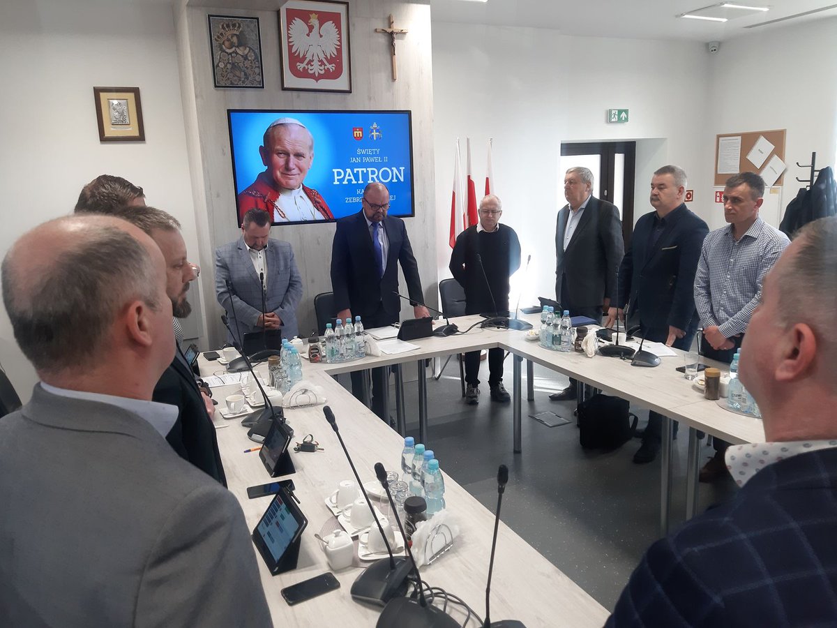 Kalwaria_Zeb's tweet photo. ✝️Rada Miejska podjęła jednogłośnie uchwałę w sprawie obrony dobrego imienia Świętego Jana Pawła II. Uchwała została przyjęta jednogłośnie. 

ℹ️ Inicjatorem i projektodawcą uchwały był Burmistrz Kalwarii Zebrzydowskiej Augustyn Ormanty. 

Więcej - https://t.co/WyATgVAx1t https://t.co/kPLtCiQEet